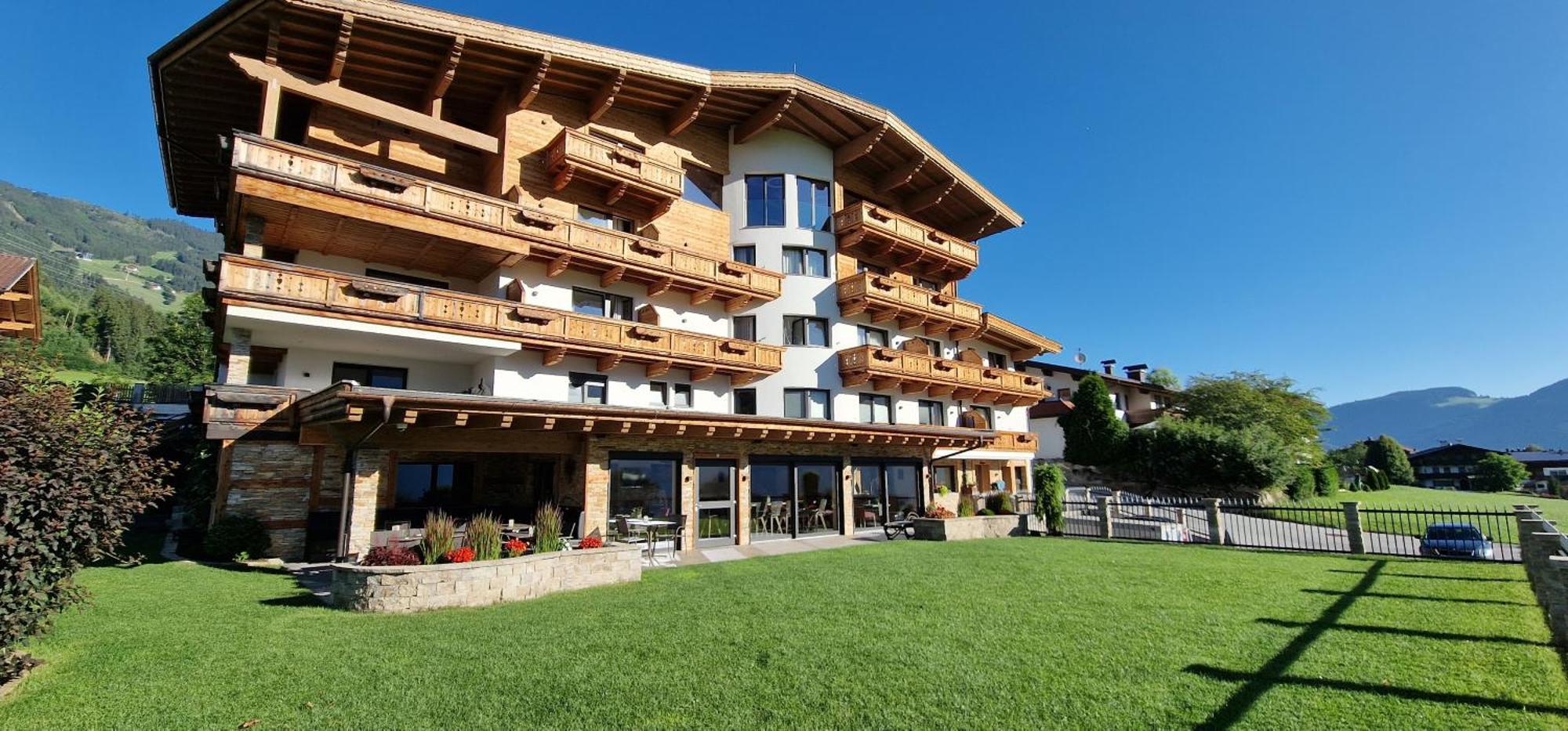 Hotel Garni Romantik Fuegen Exterior photo