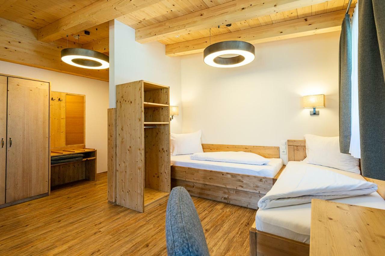 Hotel Garni Romantik Fuegen Room photo